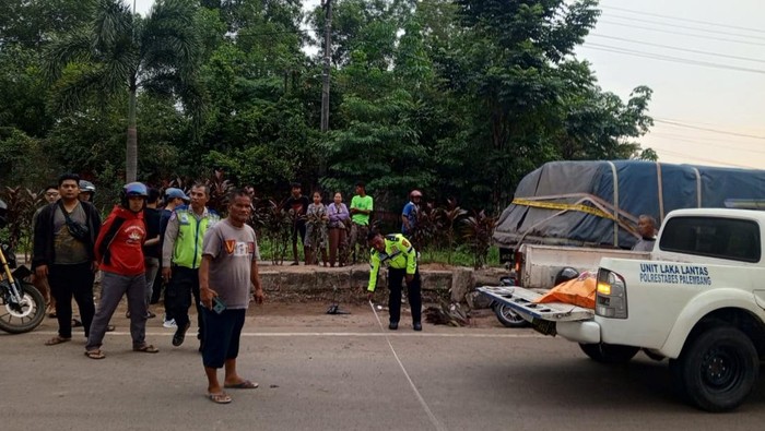 polisi-saat-melakukan-evakuasi-terhadap-kecelakaan-yang-terjadi-di-palembang-1752559852364_169