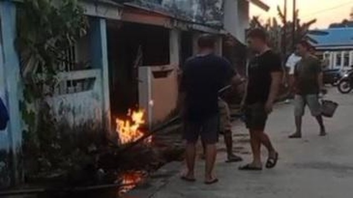 warga-saat-memadamkan-api-dari-pipa-gas-alam-yang-bocor-dan-terbakar-di-palembang-1753186662096_169