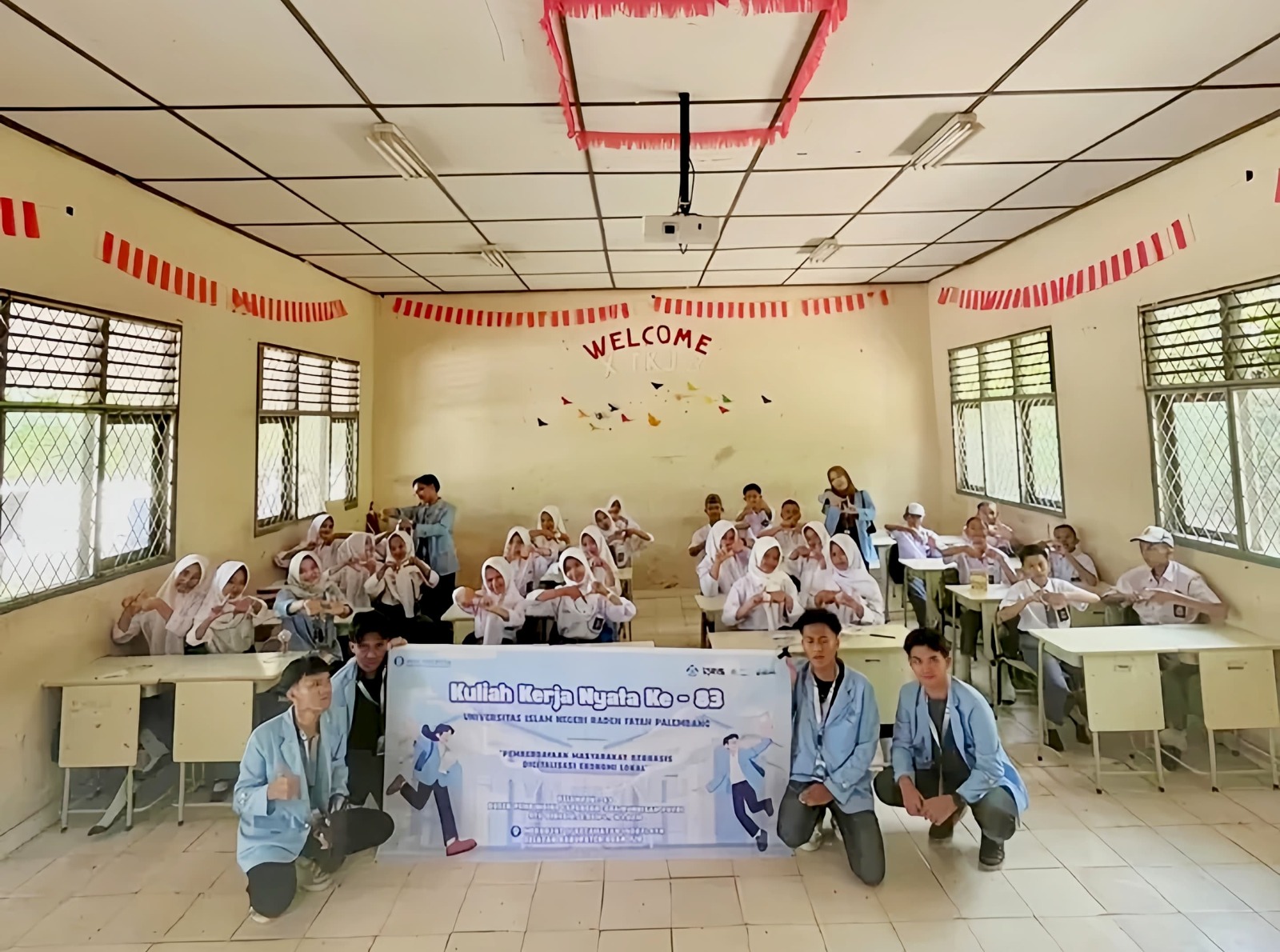 Mahasiswa KKN ke-83 UIN Raden Fatah Palembang dari Kelompok 43 Desa Meranjat II berfoto bersama para siswa SMK Negeri 1 Indralaya Selatan usai melaksanakan sosialisasi QRIS (Quick Response Code Indonesian Standard) dan perlindungan konsumen, Senin (21/07/2025). 
