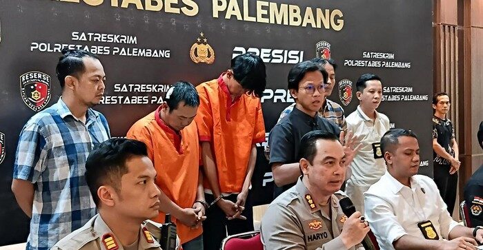 ayah-dan-anak-pembunuh-ridho-saat-dihadirkan-dalam-ungkap-kasus-1754910799308_169