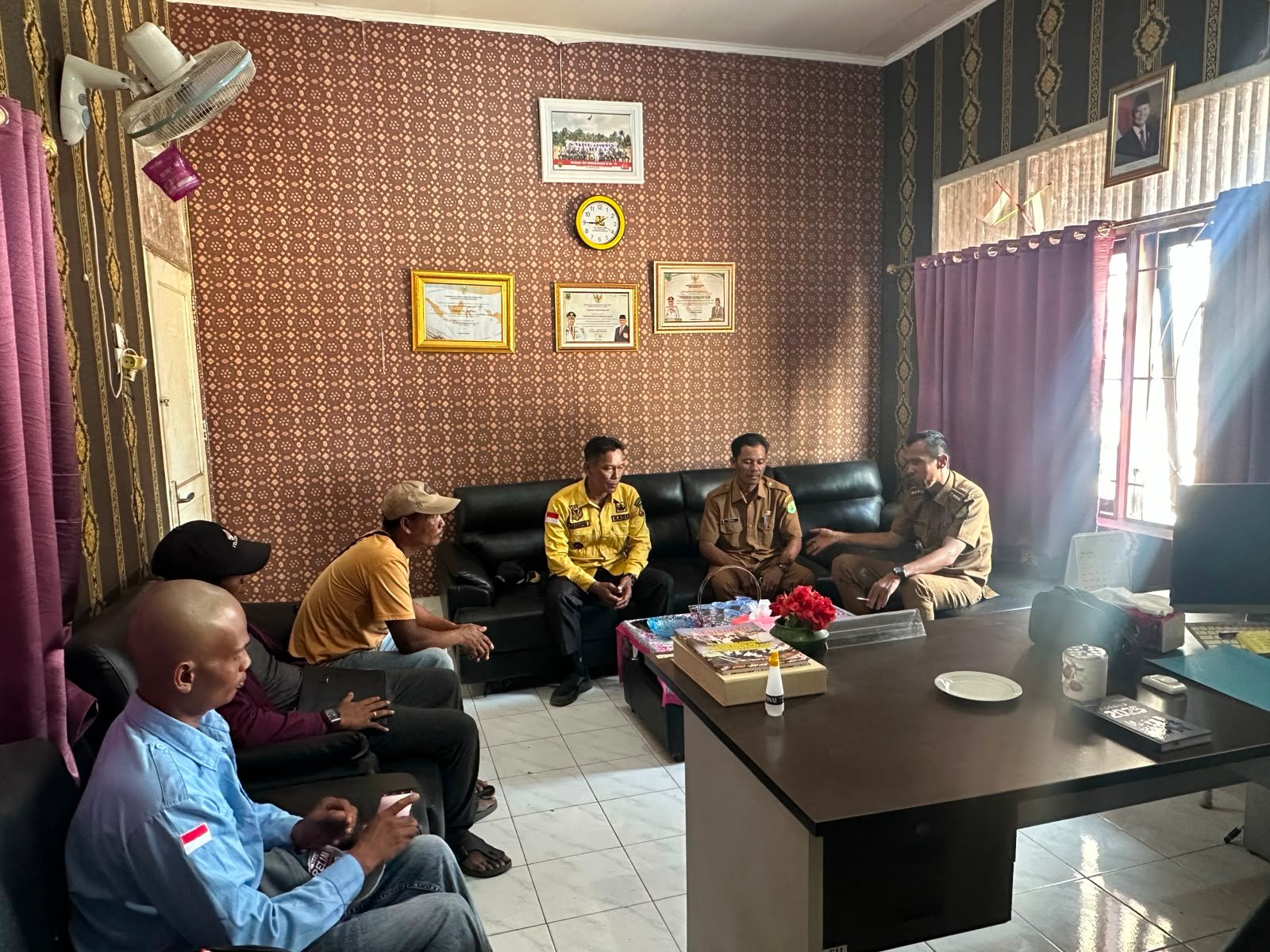 Pertemuan ke dua antara warga dengan pihak Kecamatan Lalan